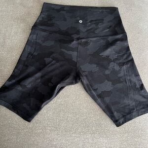 Align high rise 8” camo short